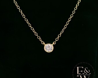 Collar con diamante de una sola piedra en oro amarillo de 9 quilates