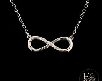 Colgante infinito de moissanita en oro blanco de 9 quilates