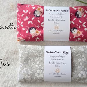 May include: Two rectangular eye masks for relaxation and yoga. One mask is pink with a white owl and leaf pattern, the other is light gray with a white floral pattern. Each features a white paper band with French text and a weight of 150 gr.