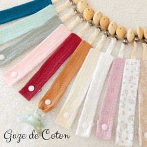 Pacifier clip in plain cotton gauze and wooden clip with ventilation holes