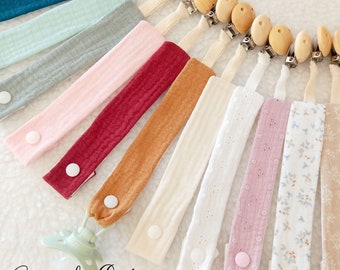 Pacifier clip in plain cotton gauze and wooden clip with ventilation holes