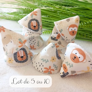 Peut inclure: Un lot de cinq ou dix hochets en tissu en forme de cône avec différents motifs d'animaux et de fleurs. Les hochets sont faits de matériaux doux et naturels et sont parfaits pour que les bébés puissent les mâcher.