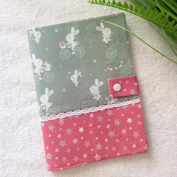 Protège carnet de santé en tissu et ruban dentelle avec fermeture à pression - Protège carnet de santé imprimé Lapin et Etoiles rose et vert