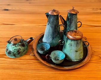 Miniatuur vintage koperen theeservies.