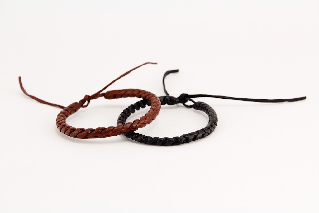 Adjustable store leather bracelet