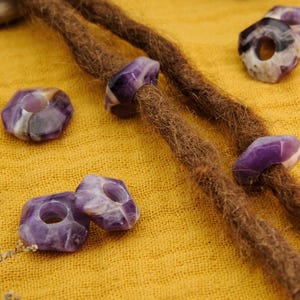 Amethyst Dreadlock Perle – Handgefertigter Dreadschmuck aus Naturstein – Große Scheibenform – Boho Hippie Haar Accessoire – Loch 6–8 mm