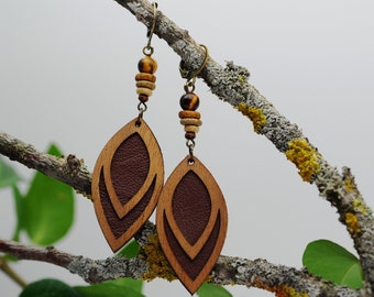 Pendientes de madera bohemios hechos a mano | Ligero de chapa de madera auténtica y cuero | Accesorio único y elegante para festivales | regalo para ella