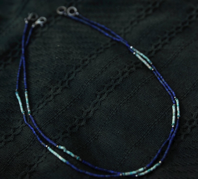 Minimalistische Lapislazuli-Halskette auf natürlichem Hintergrund – inspiriert von Natur, Erde und Handwerkskunst.