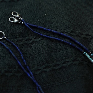 Gesamtansicht einer feinen Lapislazuli-Kette als Choker getragen – unisex Schmuck aus echten Edelsteinen.
