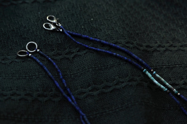 Gesamtansicht einer feinen Lapislazuli-Kette als Choker getragen – unisex Schmuck aus echten Edelsteinen.