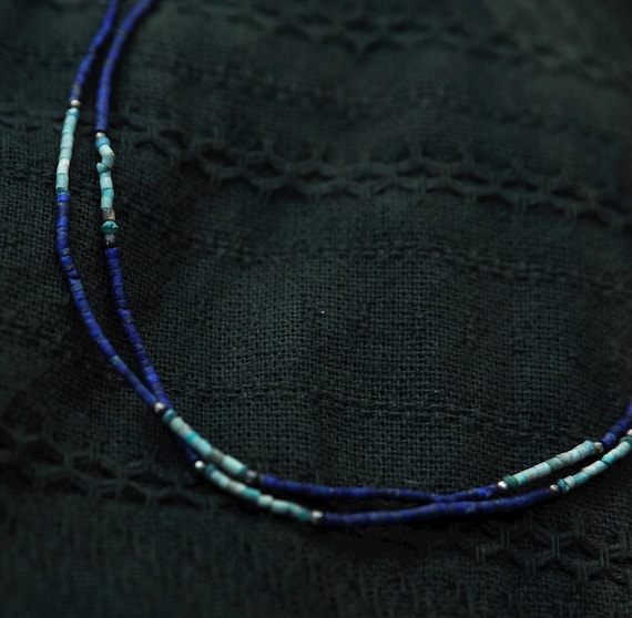 Filigrane Lapislazuli Halskette – handgefertigter Halsschmuck mit Türkis-Elementen – minimalistischer Edelsteinschmuck