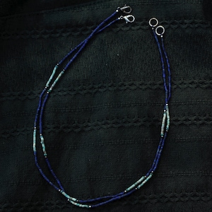 Lapislazuli und Türkis glänzen im Sonnenlicht – leuchtende Farben und natürliche Texturen in einem filigranen Schmuckstück.