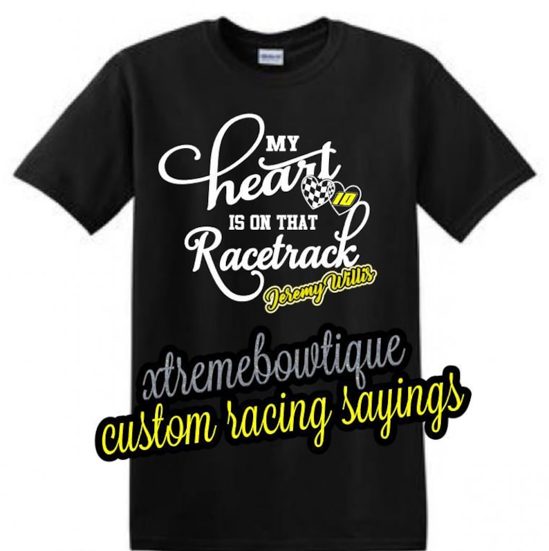 Puede incluir: Camiseta negra con texto blanco que dice "My heart is on that racetrack Jeremy Willis". El texto est&aacute; en una fuente cursiva. Hay un coraz&oacute;n de bandera a cuadros con el n&uacute;mero 10 en &eacute;l. La parte inferior de la camiseta tiene el texto "xtremeboutique custom racing sayings" en gris y amarillo.