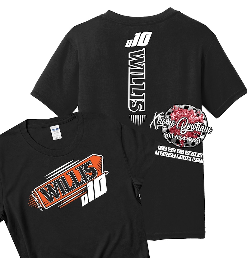 K&ouml;nnte beinhalten: Zwei schwarze T-Shirts mit einem wei&szlig;en und orangefarbenen Design mit dem Namen "WILLIS" und der Nummer "10". Die R&uuml;ckseite eines Shirts tr&auml;gt den Namen "WILLIS" und die Nummer "10" vertikal auf der R&uuml;ckseite. Das andere Shirt tr&auml;gt den Namen und die Nummer auf der Vorderseite. Die R&uuml;ckseite des zweiten Shirts hat ein rotes und wei&szlig;es Design mit dem Text "Kreme Boutique" und einer Telefonnummer.