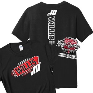 K&ouml;nnte beinhalten: Zwei schwarze T-Shirts mit einem wei&szlig;en und roten Design. Die Vorderseite des Shirts hat ein rotes und wei&szlig;es Design mit dem Text "WILLIS 10". Die R&uuml;ckseite des Shirts hat den Text "WILLIS 10" vertikal auf der R&uuml;ckseite mit dem Text "Kreme Boutique 903-654-8023 ITS OK TO ORDER 1 SHIRT FROM US!!" darunter.