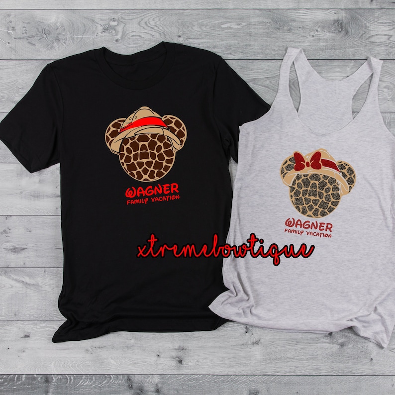 Może przedstawiać: Czarny t-shirt i szary top na ramiączkach z brązowo-beżowym wzorem głowy Myszki Miki. Głowa Myszki Miki ma kapelusz safari, a pod nią znajduje się napis "WAGNER FAMILY VACATION".