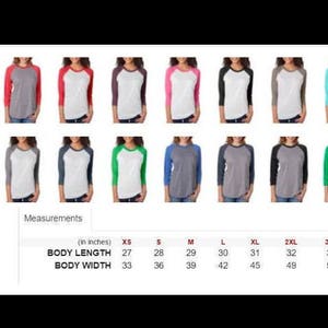 Puede incluir: Se muestran varias camisetas de manga ragl&aacute;n en diferentes colores, como azul, rojo, rosa y verde. Se proporcionan medidas en pulgadas para la longitud y el ancho del cuerpo, desde XS hasta 3XL.