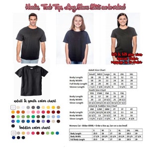 Puede incluir: Una tabla de tallas para sudaderas con capucha, camisetas sin mangas, camisas de manga larga y camisetas. La tabla incluye tallas para adultos, j&oacute;venes y ni&ntilde;os peque&ntilde;os. La tabla tambi&eacute;n incluye una tabla de colores para tallas de adultos y j&oacute;venes, y una tabla de colores separada para tallas de ni&ntilde;os peque&ntilde;os. La tabla est&aacute; impresa en un fondo blanco con texto negro.