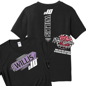 K&ouml;nnte beinhalten: Zwei schwarze T-Shirts mit einem lila und wei&szlig;en Design mit dem Namen "Willis" und der Nummer "10". Die R&uuml;ckseite eines Shirts tr&auml;gt den Namen "Willis" und die Nummer "10" vertikal auf der R&uuml;ckseite. Das andere Shirt tr&auml;gt den Namen und die Nummer auf der Vorderseite. Die Shirts tragen auch den Text "Kreme Boutique" und eine Telefonnummer.