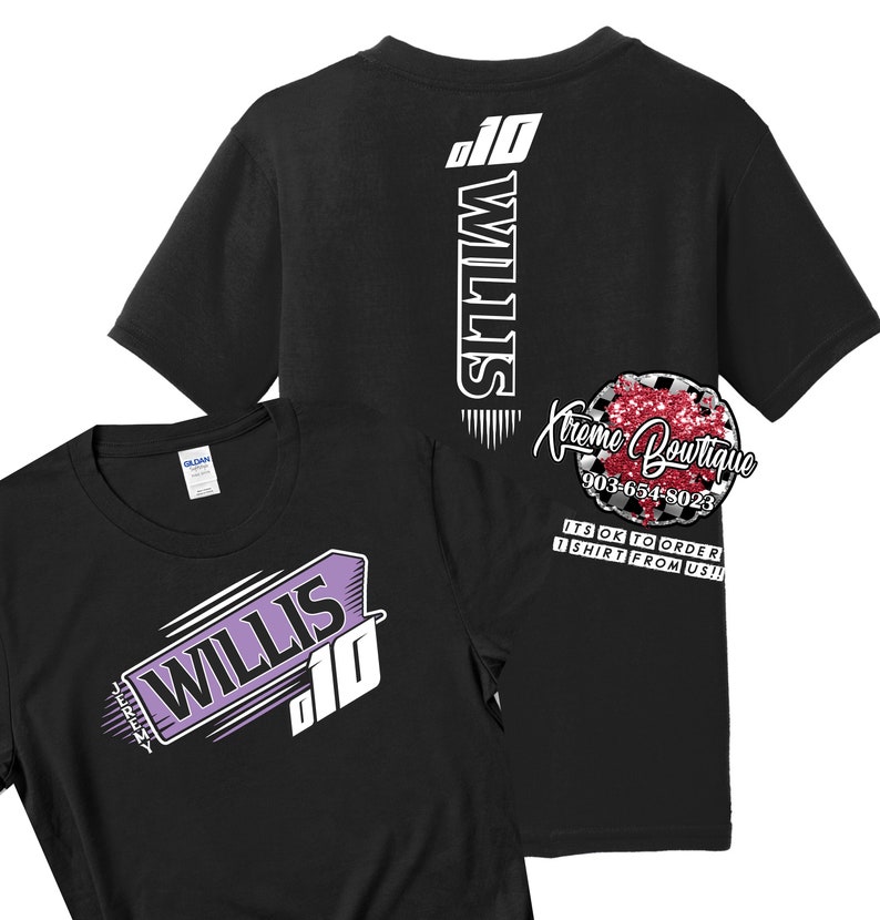 K&ouml;nnte beinhalten: Zwei schwarze T-Shirts mit einem lila und wei&szlig;en Design mit dem Namen "Willis" und der Nummer "10". Die R&uuml;ckseite eines Shirts tr&auml;gt den Namen "Willis" und die Nummer "10" vertikal auf der R&uuml;ckseite. Das andere Shirt tr&auml;gt den Namen und die Nummer auf der Vorderseite. Die Shirts tragen auch den Text "Kreme Boutique" und eine Telefonnummer.