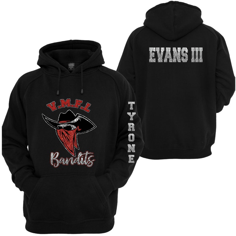 Puede incluir: Sudadera con capucha negra con un dise&ntilde;o de vaquero con un pa&ntilde;uelo rojo y el texto "V.M.F.L. Bandits". La manga tiene la palabra "TYRONE" verticalmente. La parte trasera de la sudadera tiene el texto "EVANS III".