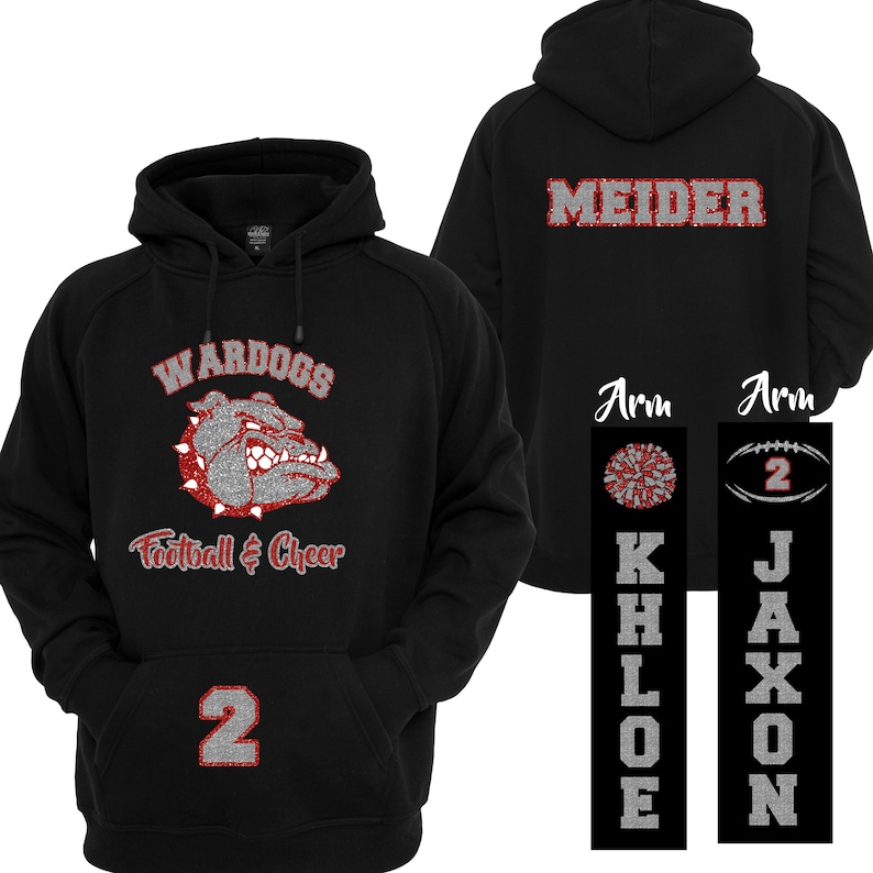 Puede incluir: Sudadera con capucha negra con un gr&aacute;fico de bulldog y las palabras "WAR DOGS Football & Cheer". La parte trasera muestra el nombre "MEIDER". El n&uacute;mero "2" est&aacute; en la parte delantera. Gr&aacute;ficos de brazo incluyen una animadora y un bal&oacute;n de f&uacute;tbol.