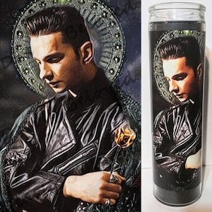 Könnte beinhalten: Ein Schwarzweißbild eines Mannes in einer schwarzen Lederjacke, der eine gelbe Rose hält. Der Mann ist als Heiliger mit einem Heiligenschein über seinem Kopf dargestellt. Das Bild ist auf eine Glaskerze gedruckt.