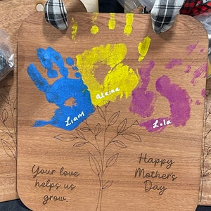 Mother’s Day DIY handprint sign. Make a keepsake gift for mom. Add handprints for  a special bouquet.