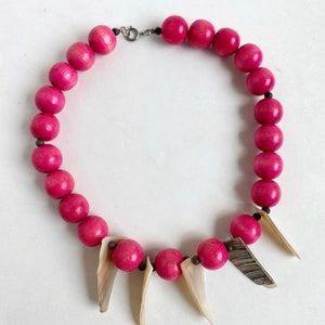 Retro 90’s Wood and Shell Hot Pink Necklace