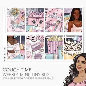 Puede incluir: Una hoja de pegatinas para planificador con el tema "Couch Time". La hoja presenta ilustraciones de snacks, productos de belleza y elementos de diario en colores pastel. El texto incluye "My Journal" y "Strawberry".