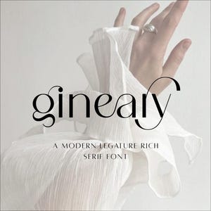 Puede incluir: Una fuente moderna y elegante llamada "gineavy" con un estilo serif rico en ligaduras. La fuente se muestra sobre un fondo blanco con una mano sosteniendo un anillo.