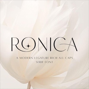 Puede incluir: Elegante fuente serif negra, "RONICA", con un símbolo de estrella en la letra "O". El texto "A MODERN LEGATURE RICH ALL CAPS SERIF FONT" está debajo, sobre un fondo floral blanco y suave.
