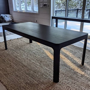 Mesa de jantar contemporânea em cinza sólida