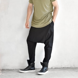 Calça casual elegante com virilha caída da AakashaMen A05062M
