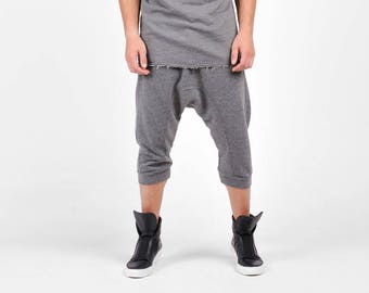Nouveau Pantalon ample décontracté mi-mollet avec entrejambe bas avec poches latérales par AakashaHomme A90335