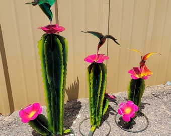 Metal cactus.Cactus decor.Hummingbirds.Yard decor.Yard art.Garden decor.Cactus.Metal flowers.Gift for mom.Southwestern decor.