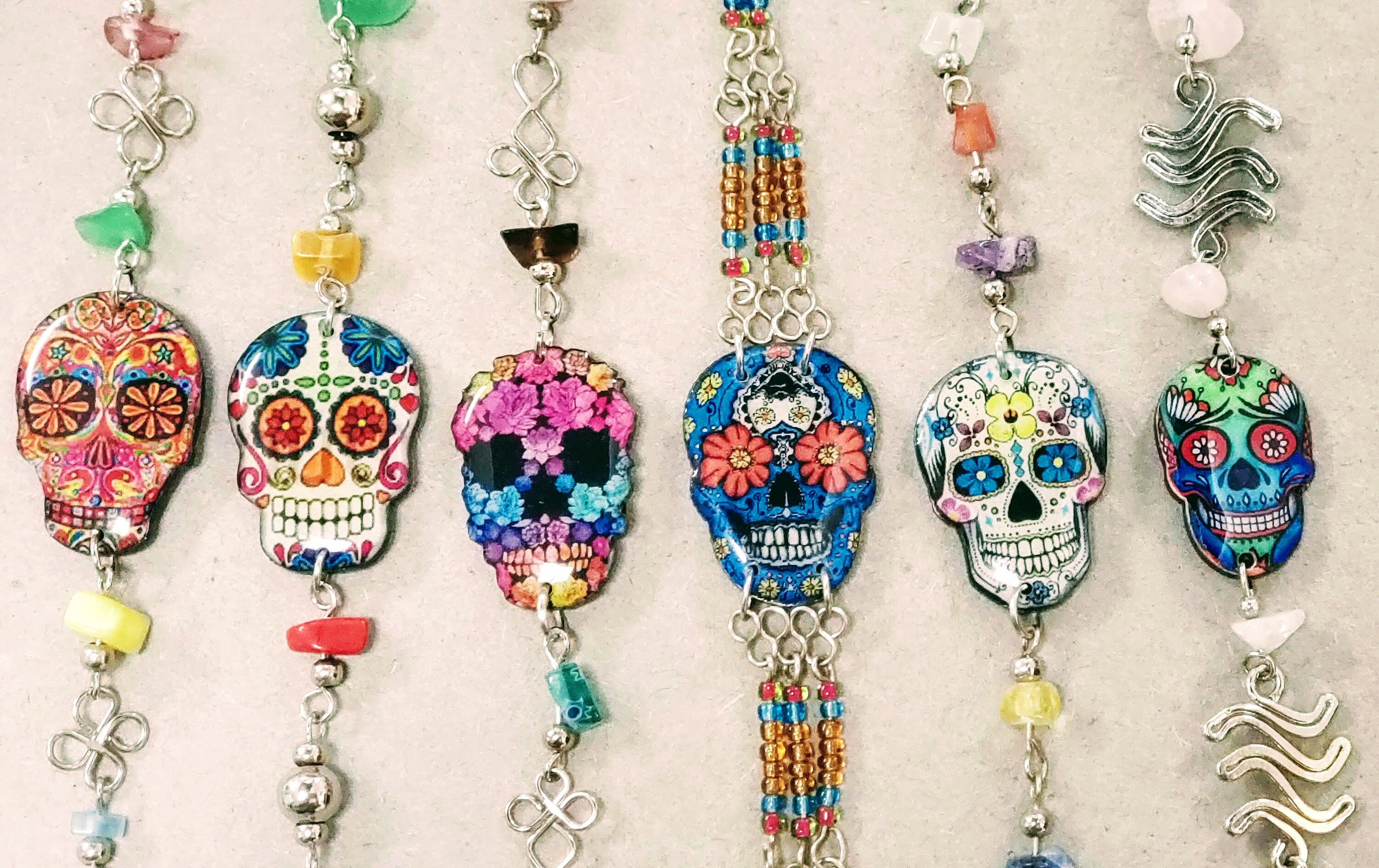 Bracciale in cuoio borchiato Teschio | Bracciale in cuoio perfetto se hai un animo rock e dark. Interamente borchiato a mano con borchie a forma di teschio, perfetto per rendere unico il