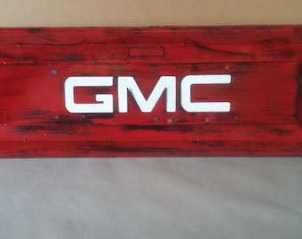 Letreros para autos GMC. Letrero metálico GMC. Decoración para autos. Letreros para autos. Letreros para la cueva del hombre. Letreros para camiones. Letreros metálicos para autos.