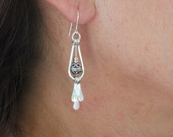 Pendientes étnicos de plata hechos a mano para mujer, pendiente de alambre de plata martillado con detalle de perla de plata.