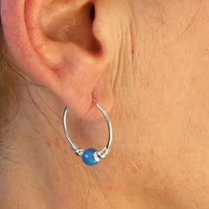 Fijne zilveren kralen hoepel, kleine zilveren oorbel met blauwe parel, kleine bohemian hoepel, delicate hoepel, etnische zilveren hoepel, discrete hoepel