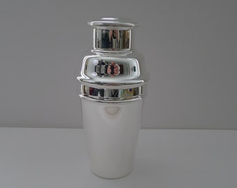 Smart Art Deco Shaker by William Suckling c.1930 - 1 1/4 Pints