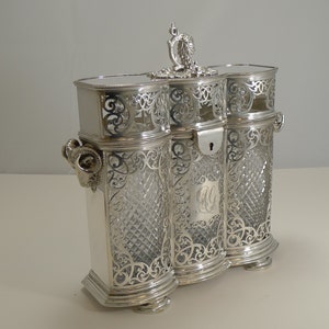 Pudełko na trzy butelki w jakości pamiątkowej / Tantalus autorstwa Philipa Ashberry&#39;ego ok. 1870 r.