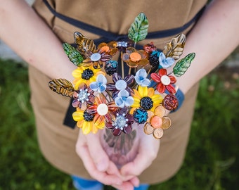 Ramo de flores de otoño con jarrón de cristal