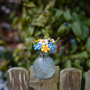 Frühlingsblüten Glas Blumenstrauß mit Vase