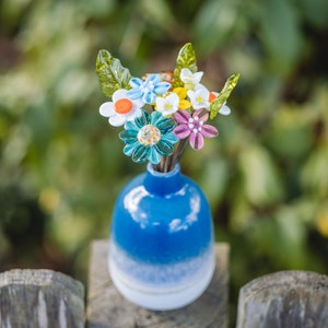 Heller und blauer Glasblumenstrauß