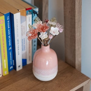 Hübsches Glasblumenbouquet in Rosa