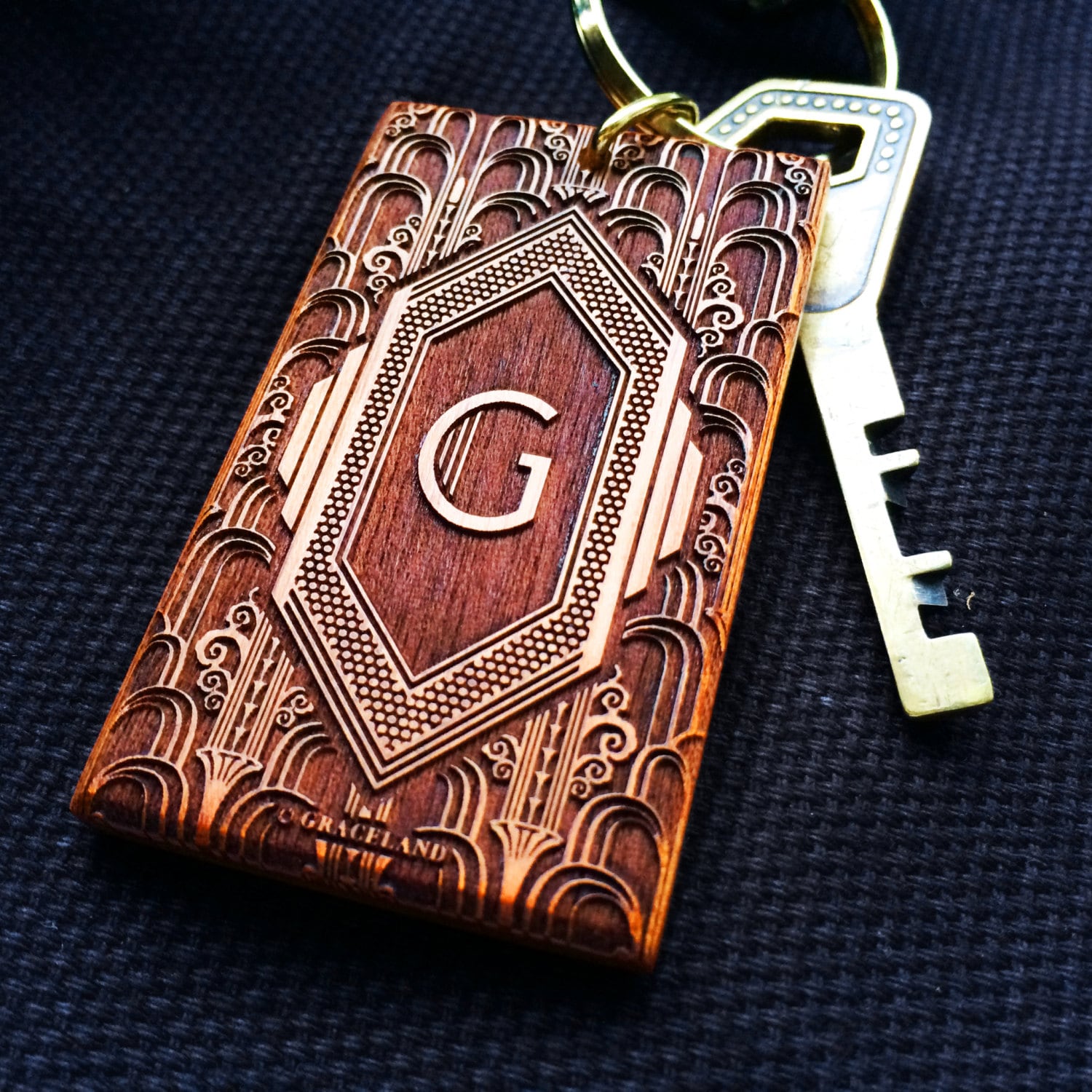 Art Deco Monogramm Schlüsselanhänger Einzigartiger gravierter Holz- Schlüsselanhänger mit Vintage-Design GracelandGifts - .de