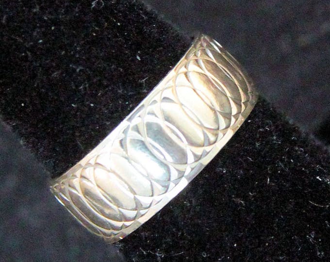 Estate 14K Solid Gold 7.5 mm Wedding Band Interlocking Rings Pattern 5.35 Grams Ring Size 6.5 Signed Holiday Gift