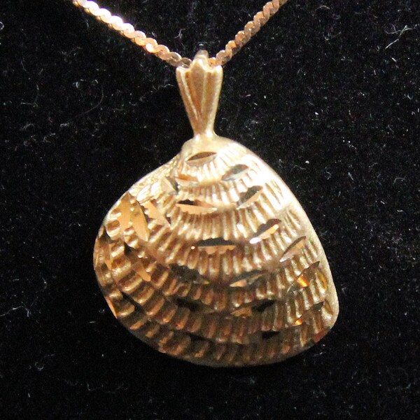 Estate 14K Solid Yellow Gold Diamond Cut Mussel Clam Shell Pendant 2.6 Grams Gift