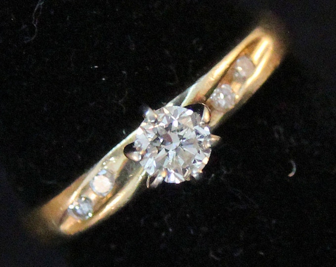 Estate 14K Yellow Gold 5 Diamonds Solitaire with Accents .27 Carat Total Weight Engagement Ring 2.35 Grams Size 5.5 Holiday Gift